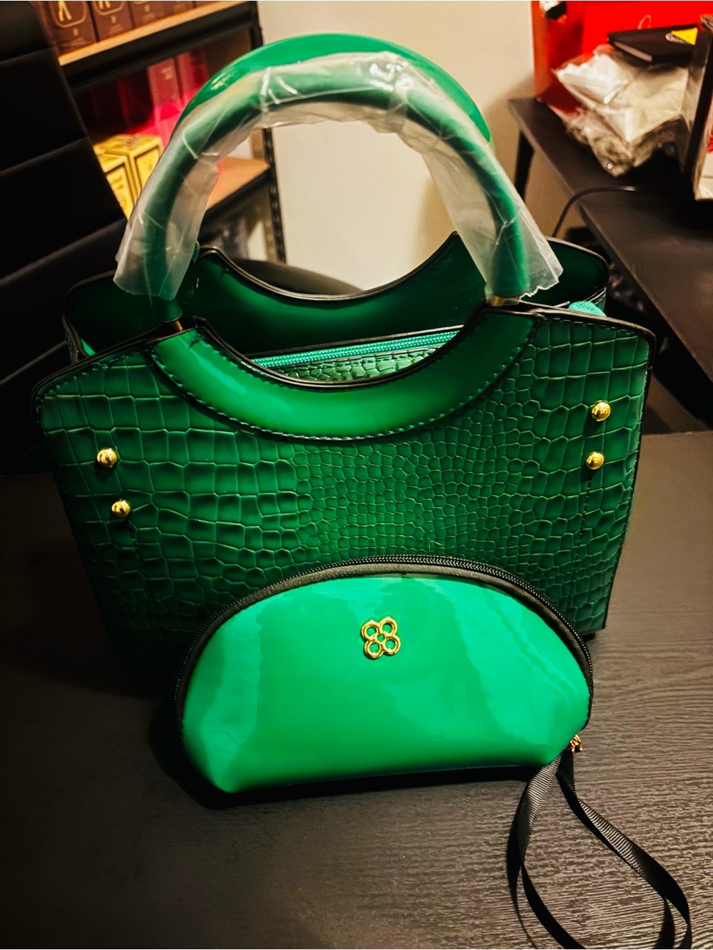 Elegant Green Croc-Embossed Tote with Matching Pouch